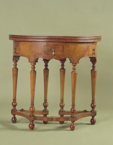 ウィリアムとメアリーのカードテーブル、1690年頃（クルミ）